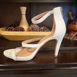 COURTNEE women white ankle strap heels/size 8M